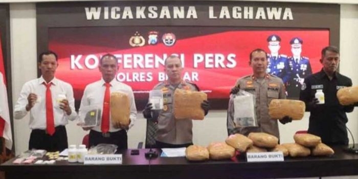 Konferensi pers terkait ungkap kasus narkoba di Mapolres Blitar.
