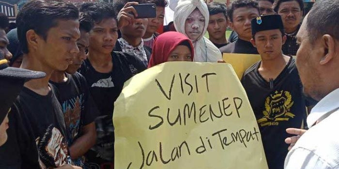 Mahasiswa menggelar aksi demonstrasi di depan kantor Disparbudpora Sumenep,  Rabu (30/1). foto: SAHLAN/ BANGSAONLINE