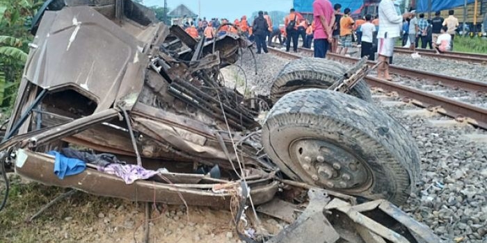 mogok-truk-gandeng-disambar-kereta-api-di-jombang