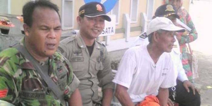 Anggota TNI dan Satpol PP berbaur dengan warga. foto: istimewa