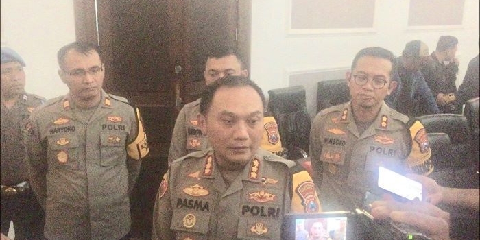 
Kapolrestabes Surabaya memberikan keterangan tingkat kerawanan malam tahun baru.