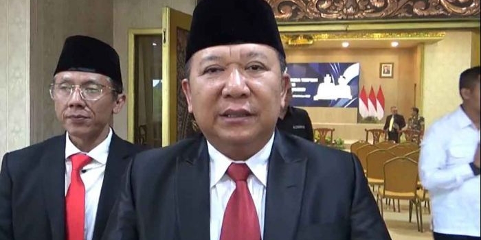 Bupati Jember, Hendy Siswanto, saat memberi keterangan ke awak media.