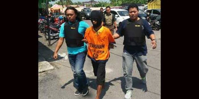 Tersangka ketika digelandang ke Mapolres Ngawi, kemarin. foto: zainal abidin/ BANGSAONLINE