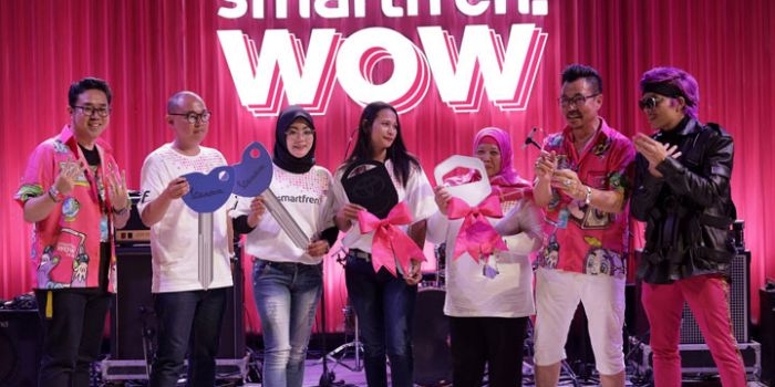 Dari kiri ke kanan: Roberto Saputra, Chief Brand Officer Smartfren (berbaju pink) bersama Djoko Tata Ibrahim, Deputy CEO Smartfren (berbaju Pink dengan celana pendek), dan Atta Halilintar (Youtuber serta Content Creator) berfoto bersama para pemenang Undian Smartfren WOW tahap kedua. 