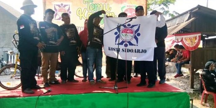 RESMI: Pengukuhan pengurus POKS oleh Kosti Kabupaten Sidoarjo dengan simbolis memberikan bendera Kosti, Minggu (1/9). foto: ist