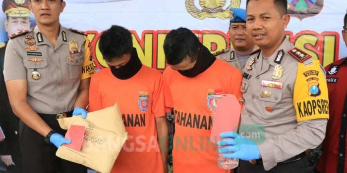 Kedua tersangka saat diamankan di Mapolres Kediri. foto: ARIF K/ BANGSAONLINE