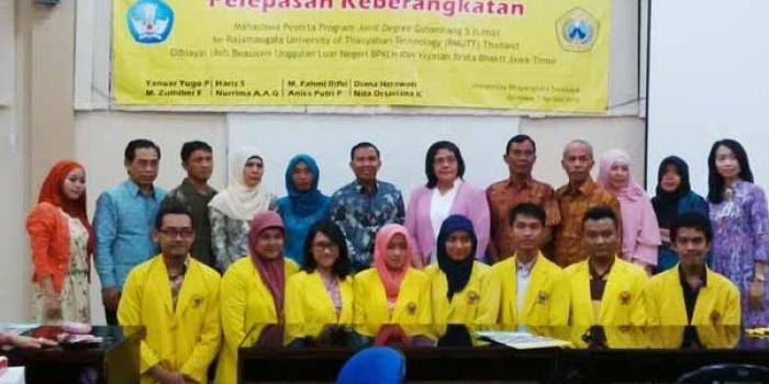 8 mahasiswa Ubhara bersama para orang tuanya saat pelepasan keberangkatan oleh Rektor. (foto: nisa/BANGSAONLINE)