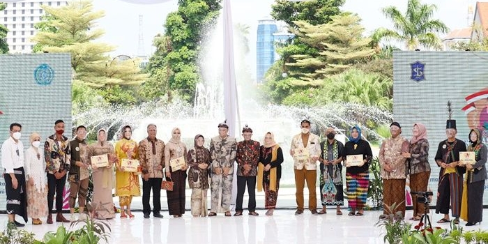 Para kepala OPD dan Camat se-Surabaya ikuti lomba fashion show produk UMKM Surabaya.