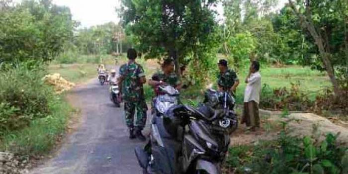 Anggota TNI yang keliling melakukan pemantauan situasi desa.