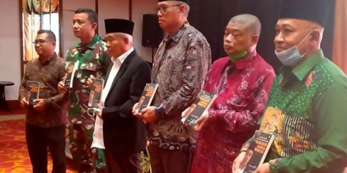 Prof Dr KH Asep Saifuddin Chalim, MA dan para pembicara serta penulis buku “Inspirasi dan Pejuangan Kiai Asep Saifuddin Chalim Membangun Manusia Indonesia” karya Muhammad Ismail Adnan. Foto: MMA/ bangsaonline.com