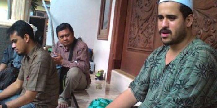 Habib Hadi Al-Habsyi (berpeci) saat memberikan keterangan terkait cafe di Probolinggo yang menyediakan purel. (foto: andi/BANGSAONLINE)