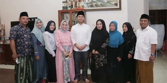 Emil bersama keluarga besar Haji Samwil,  tokoh masyarakat Gresik. foto: SYUHUD/ BANGSAONLINE
