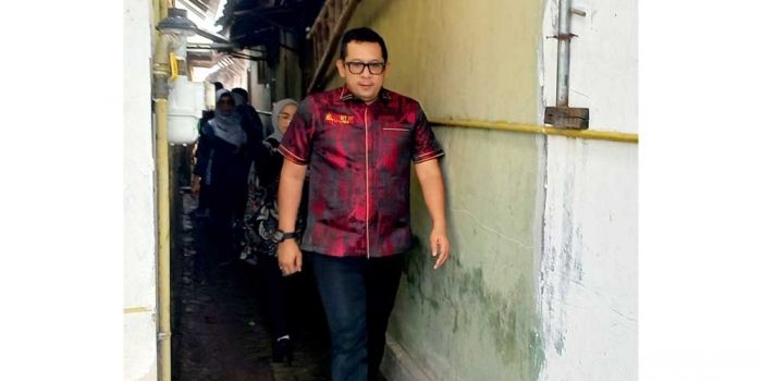Pj Wali Kota Mojokerto Ali Kuncoro saat blusukan melewati gang-gang sempit untuk mengunjungi rumah anak disabilitas.