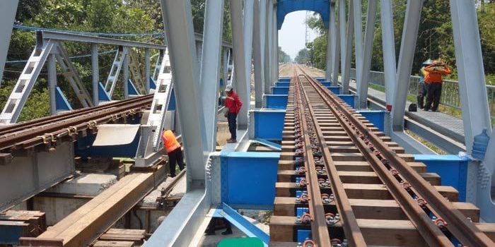 Petugas mengecek kondisi jembatan atau Bangunan Hikmat (BH 227). foto: RONY S/ BANGSAONLINE