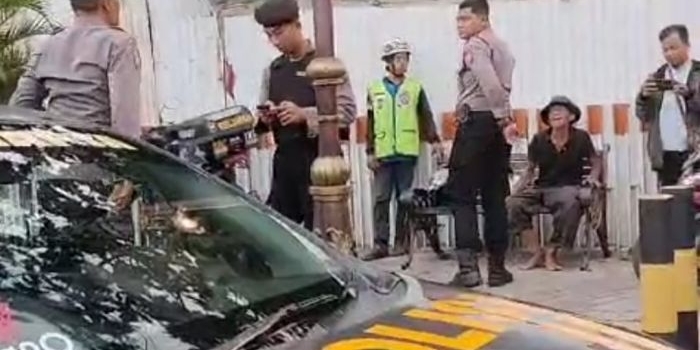 Anggota Polsek Jetis, Polres Mojokerto Koya saat menolong pria bernama Bani yang mendadak sakit di jalanan