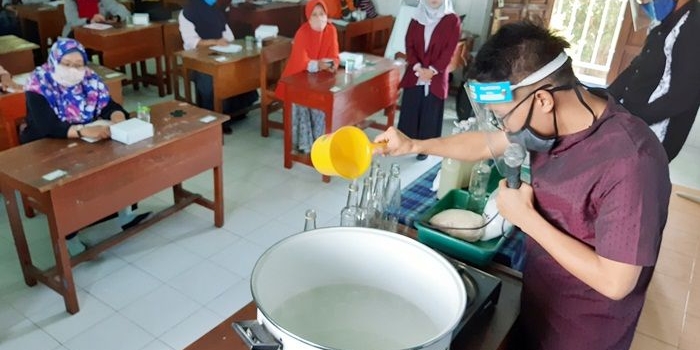 PELATIHAN: Pemateri mempraktikkan cara membuat nata de coco. foto: MUSTAIN/ BANGSAONLINE