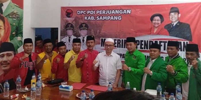 Gus Mamak bersama Mas Ab saat mendaftar penjaringan bakal calon ke kantor DPC PDIP Sampang (dok. Ist)