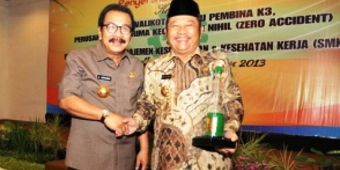 Bupati Sidoarjo H.Saiful Ilah saat menerima penghargaan K3 dari Gubernur Soekarwo. foto:humas pemkab sidoarjo].