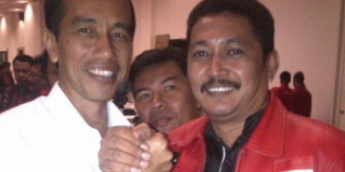 SALAM KOMANDO – Ketua Bappilu DPC PDI-P Sidoarjo Tarkit Erdianto bersama Capres Jokowi kala Rakorda Pemenangan Pemilu dan Silaturahim Calon Presiden RI Joko Widodo, di Hotel Jambuluwuk, Batu, Minggu (30/3/2014) lalu. foto istimewa