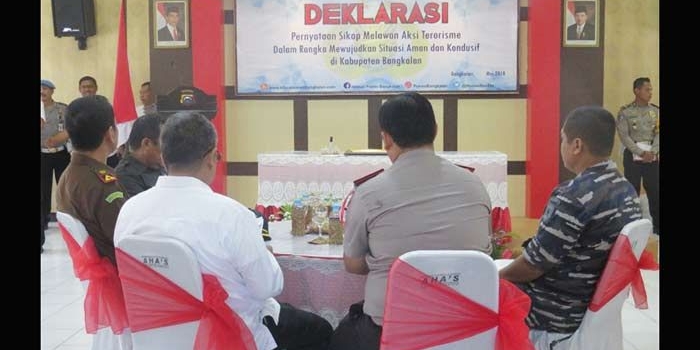  Kapolres Bangkalan gelar deklarasi peryataan sikap melawan aksi terorisme dalam rangka mewujudkan situasi aman dan kondusif di Aula Mapolres Bangkalan, Rabu (16/05/18).