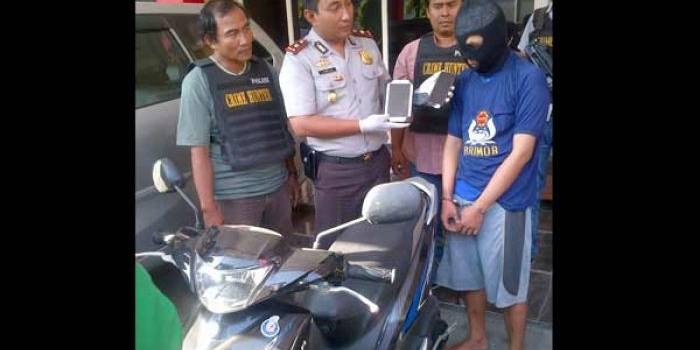 Tersangka beserta motor yang sempat dibawa kabur. foto: rusmiyanto/BANGSAONLINE