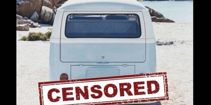 Yah, jatuh cinta kepada VW Kombi berakhir dengan ngeseks aneh.... Kebayang gak ya, kalau jatuh cinta dengan mesin parut kelapa? foto: repro mirror.co.uk