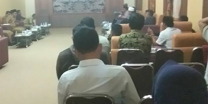 Forum LSM Pamekasan saat audiensi di pendopo Ronggosukowati Pamekasan.