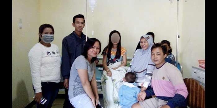 Korban (tengah) saat dirawat di Puskesmas Pronojiwo.