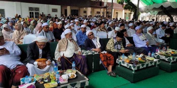 Para tuan guru dan para pejabat dalam acara Haul ke-32 TGH Ibrahim Al-Khalidy, TGH Mustofa Al-Khalidy dan TGH Muhammad Idris Misbah di Pondok Pesantren Al-Ishlahuddiny Kediri Lombok Barat NTB, Sabtu (22/2/2025). Foto: MMA/bangsaonline.