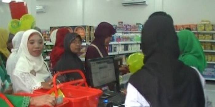 ?Ibu Fatayat Muslimat ketika belanja di bazar NU.foto:syuhud/BANGSAONLINE