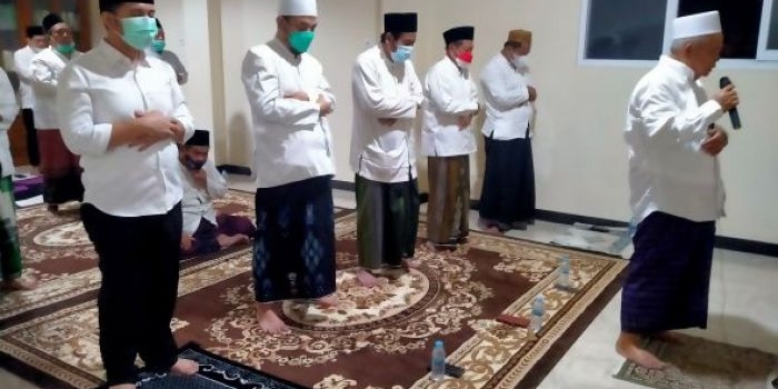 Wakil Gubernur Jawa Timur, Emil Elestianto Dardak, saat mengikuti salat hajat dan istighatsah serta doa bersama yang digelar Prof Dr KH Asep Saifuddin Chalim, MA, tadi malam (Kamis/2/8/2021). Tampak Wagub Emil jadi makmum, sedang Kiai Asep Saifuddin Chalim jadi imam. foto: mma/ bangsaonline.com