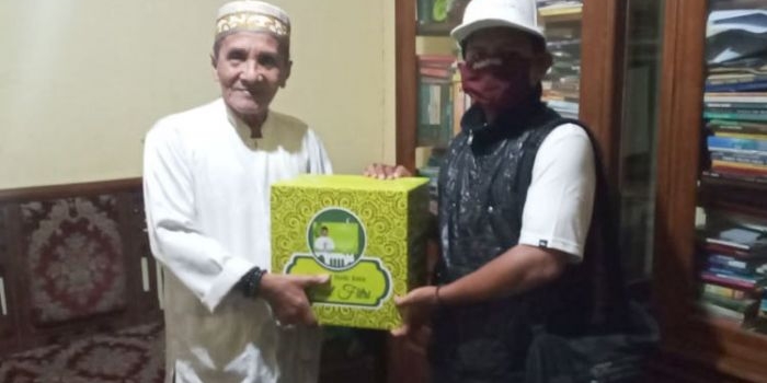 Shohib (kanan), Wakil Ketua DK3P menyerahkan sembako kepada seniman senior, H. Roem Latif, kemarin (16/5).