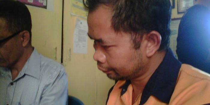 DITANGKAP. Tersangka saat diperiksa di Mapolsek Dander. foto : eki nurhadi/bangsaonline