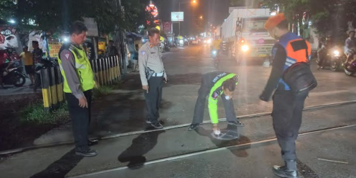 Perlintasan sebidang di Taman, Sidoarjo yang menjadi lokasi kecelakaan pemotor inisial R dan kereta api (dok. Ist)