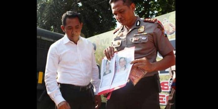 Kapolres Gresik, AKBP Ady Wibowo SIK menunjukkan foto PSK pelajar dan tersangka mucikari di Mapolres Gresik. Foto: much shopii/BANGSAONLINE