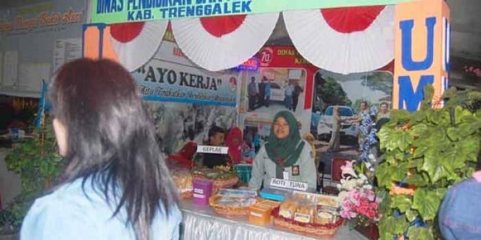 Stan Dinas Pendidikan dan Kebudayaan Trenggalek pada Gebyar Produk Unggulan UMKM dan Pasar Rakyat. (foto: herman/BANGSAONLINE)