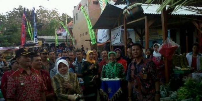 RELOKASI - Bupati Kediri Haryanti Sutrisno saat merelokasi pedagang pasar tumpah di Desa Semen, Kediri, Kamis (18/9/2014). Foto : arif kurniawan/BangsaOnline


