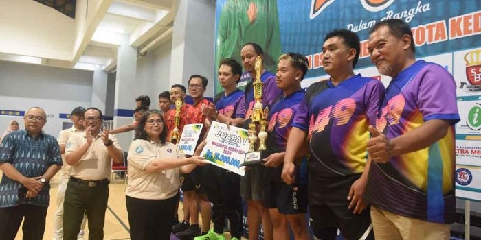 Pj Wali Kota Kediri, Zanariah, saat menyerahkan Hadiah Pemenang Turnamen Tenis Meja RSUD Gambiran. Foto: Ist