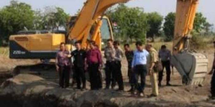 Jajaran terkait saat melakukan sidak penambangan pasir. foto: beritajatim