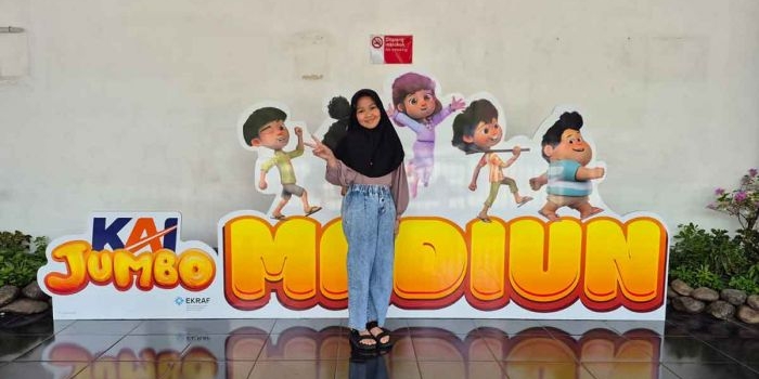 kai-hadirkan-photo-booth-jumbo-di-stasiun-madiun
