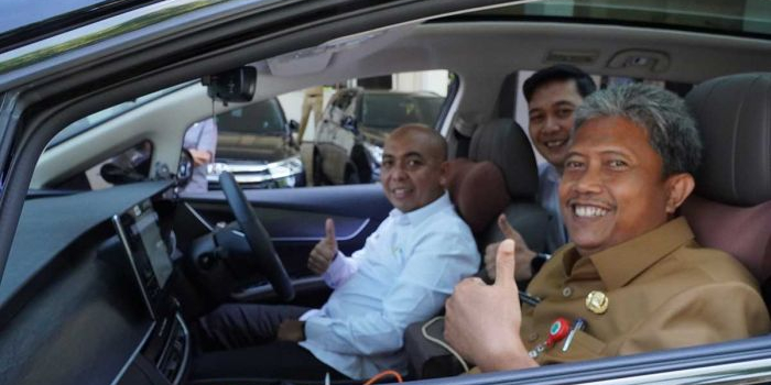 jajal-mobil-listrik-sekdakab-pamekasan-takjub