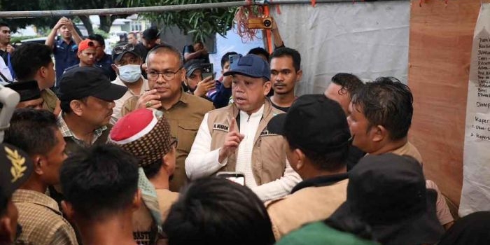 menteri-atrbpn-salurkan-bantuan-korban-banjir-bandang-di-agam