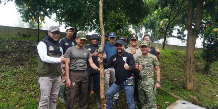 ribuan-peserta-gelar-aksi-pungut-sampah-di-pasar-induk-among-tani-yang-digelar-dlh-kota-batu