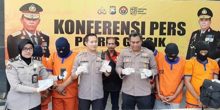 Kapolres Gresik AKBP Kusworo Wibowo saat mengekspos para pelaku. foto: ist