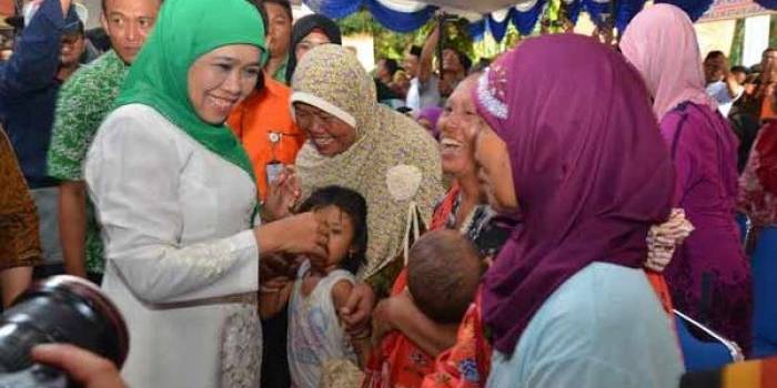 Mensos Khofifah saat memantau langsung penerimaan PKH di Lamongan. foto: BANGSAONLINE