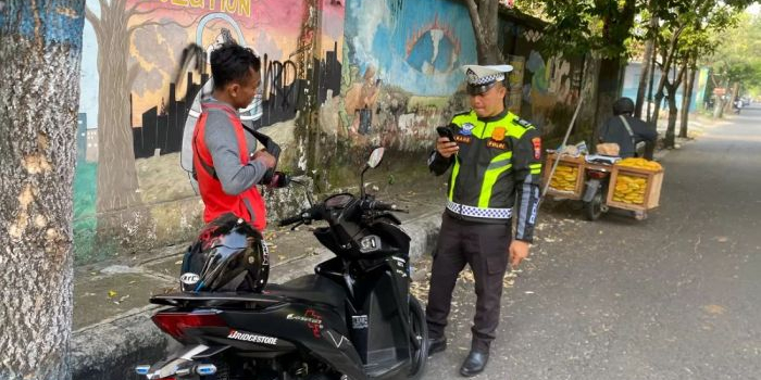 ​nekat-lawan-arus-di-simpang-empat-sate-nganjuk-pemotor-ditilang-etle-handheld