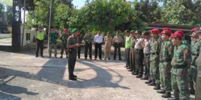 Danramil 0816 Dukun Kapt Inf. Djoko Sarjito saat memimpin apel. foto: SYUHUD/ BANGSAONLINE