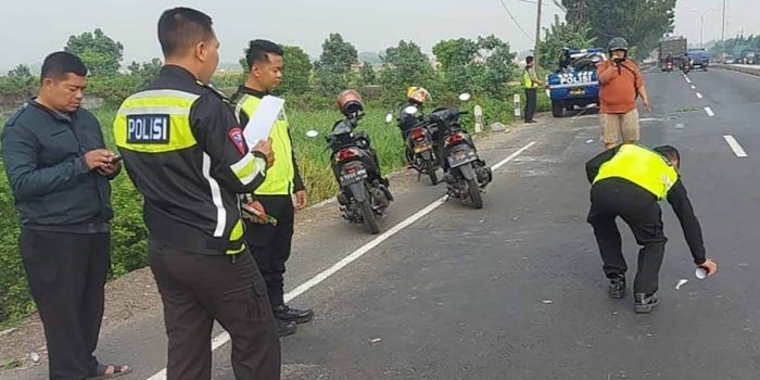 Petugas dari Satlantas Polres Jombang saat olah TKP.