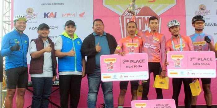 wali-kota-pasuruan-serahkan-medali-ke-sejumlah-pemenang-cyclis-bromo-kom-2025