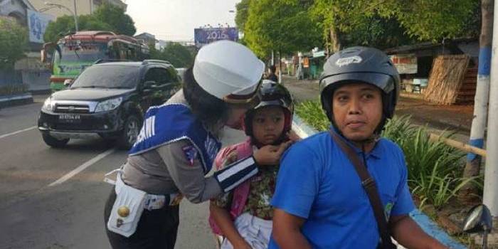 PEDULI: Petugas dari Sat Lantas Polres Ngawi ketika melakukan aksi simpatik, kemarin. foto: zainal abidin/ BANGSAONLINE